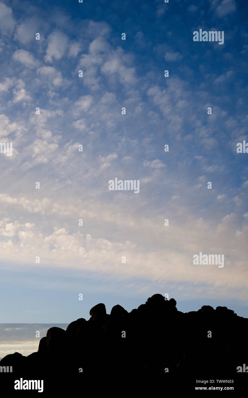 Formations granitiques en silhouette au coucher du soleil. Province de Cáceres. L'Estrémadure. L'Espagne. Banque D'Images