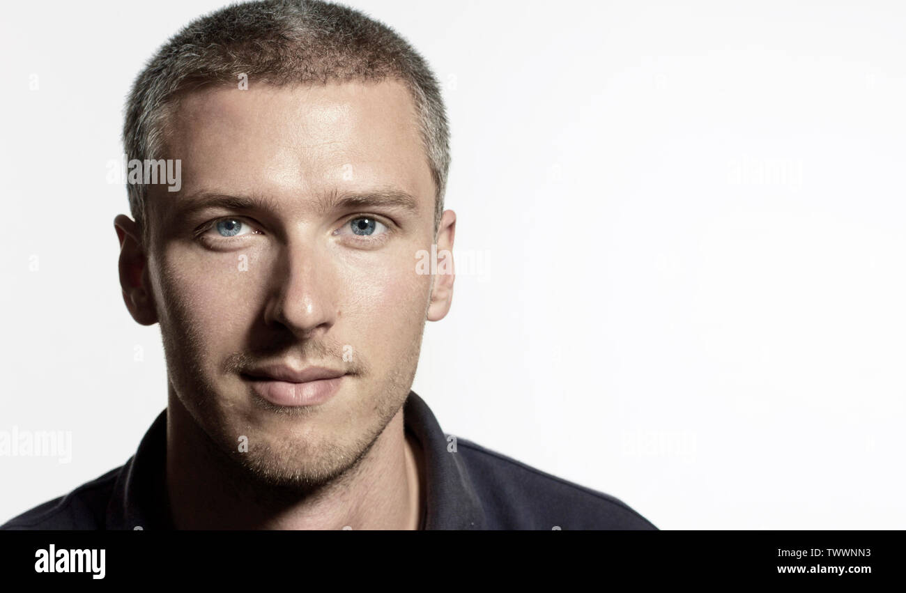 Portrait Studio Portrait of a young attractive caucasian man isolé sur fond blanc Banque D'Images