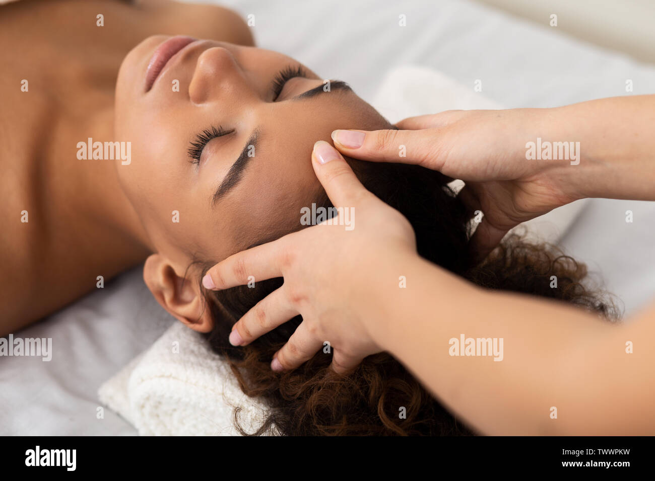 Les soins du corps. Fille obtenant des massages du visage Beauty Spa Banque D'Images