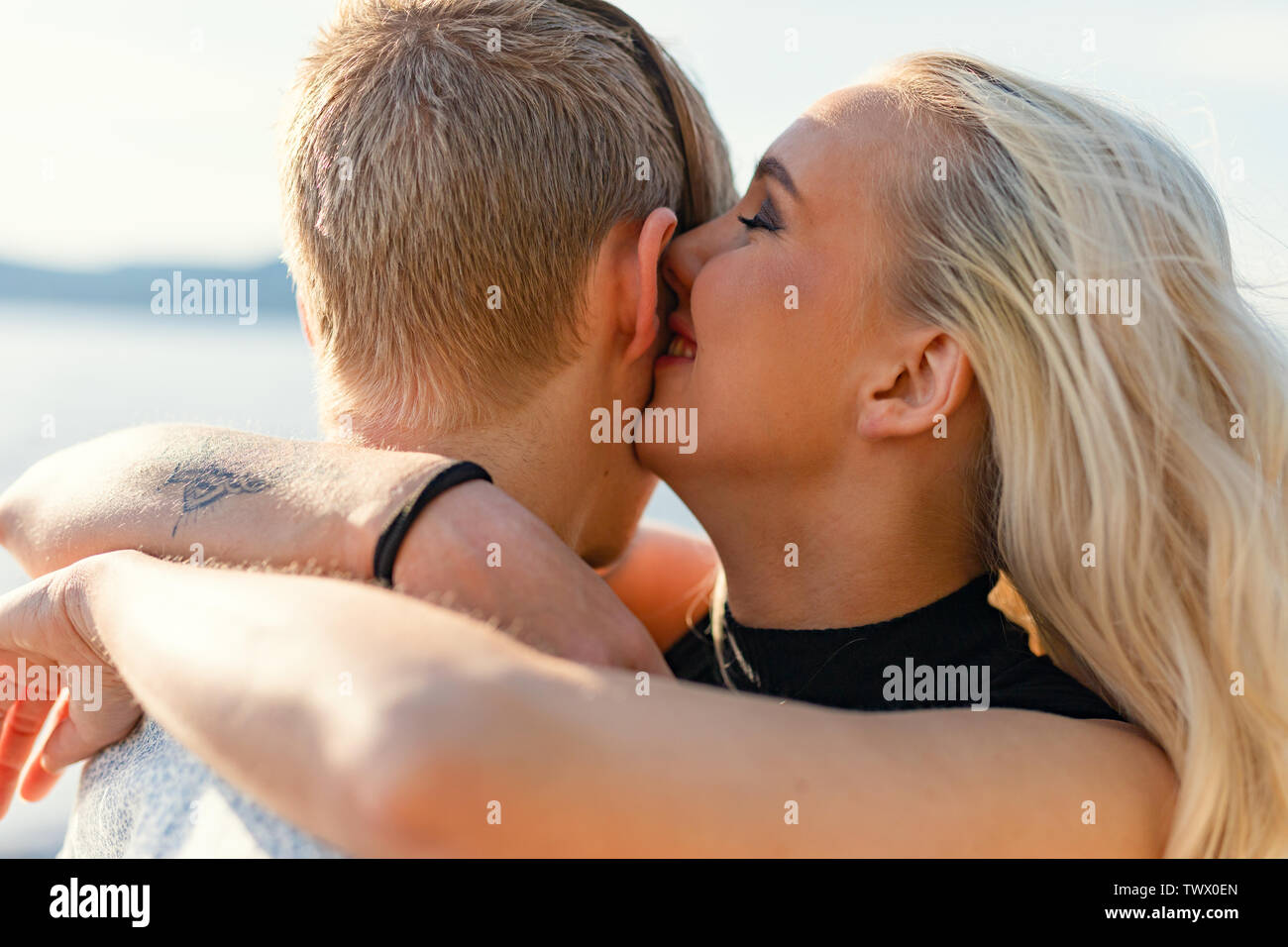 Couple heureux en serrant sur la plage en été Banque D'Images