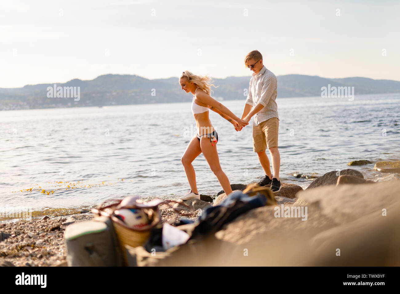 Dans l'amour couple holding hands at the beach Banque D'Images