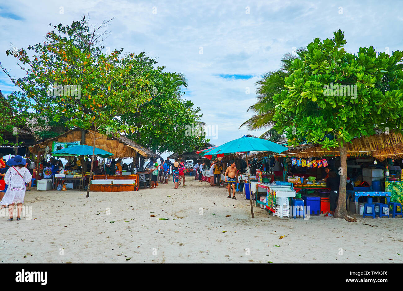 PHUKET, Thaïlande - Mai 1, 2019 : les touristes en food market de Khai Nok avec de nombreux petits stands, proposant des fruits de mer, des collations, des boissons fraîches et Banque D'Images