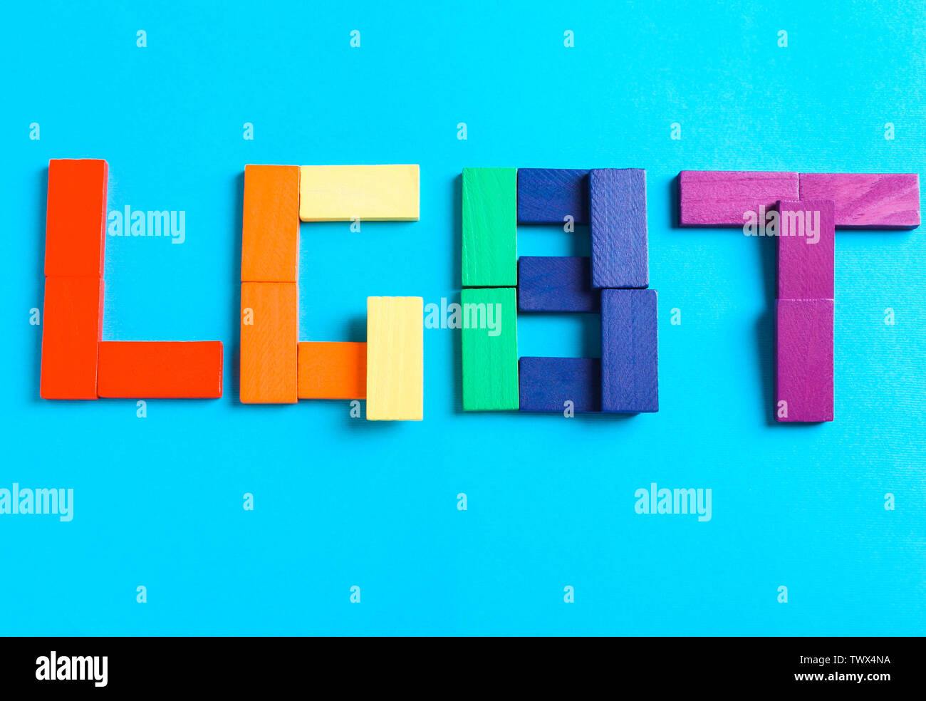 Symbole LGBT faits de dominos sur fond bleu Banque D'Images