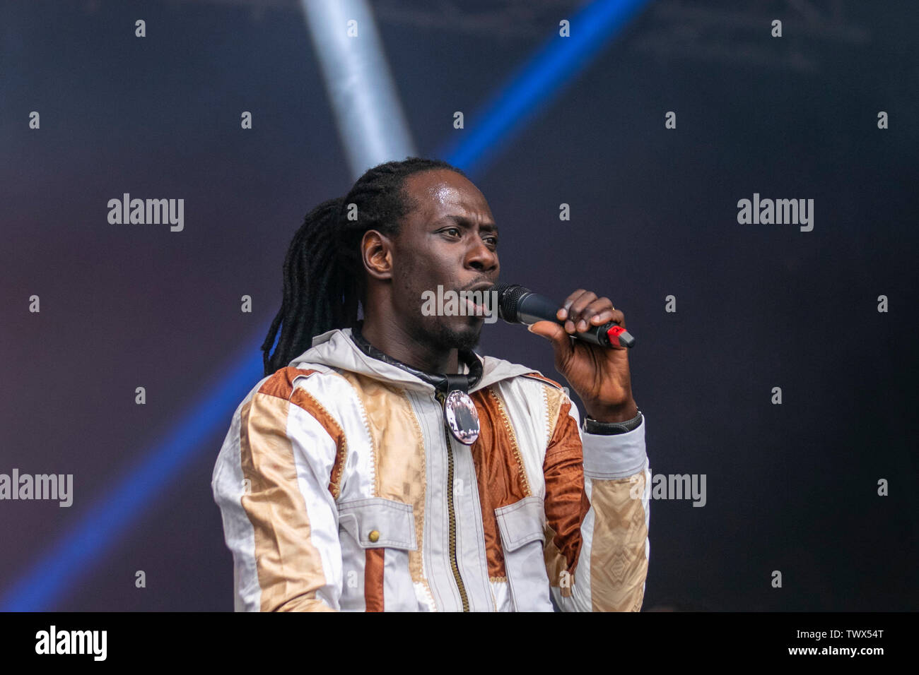 CARLOU D artiste solo musical, une figure reconnaissable à travers le monde en robes musulmanes traditionnelles avec l'image de son guide spirituel autour de son cou. Exécution de la musique Zikr grooves de funk, mbalax et AfroPop pour la deuxième fois à cet événement. Il a reçu un accueil chaleureux de la foule à Sefton Park lors du festival Liverpool Africa Oye. Banque D'Images