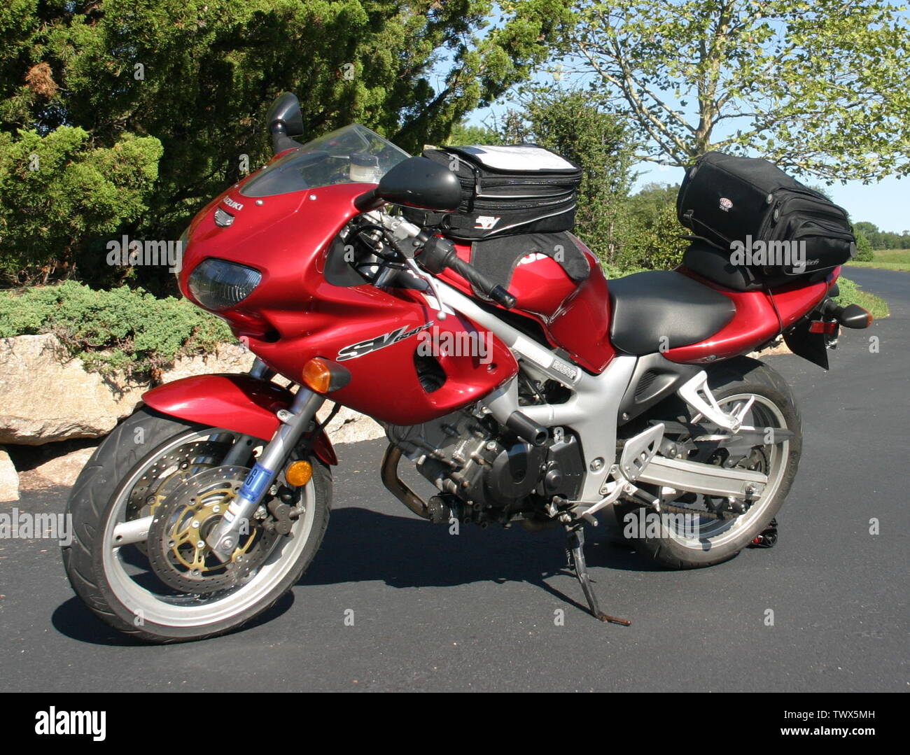 2001 Suzuki SV650 moto avec équipement dans la région néerlandaise de l'est  de la Pennsylvanie, à 8 miles de Hawk Mountain.; 15 septembre 2007 (date de  téléchargement originale); Transféré de en.pedia à