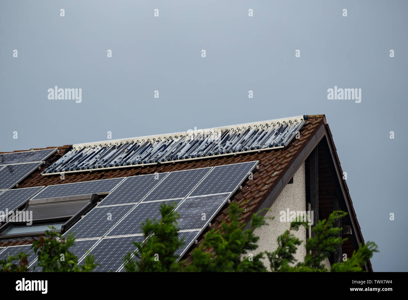 Dégâts de grêle à capteurs solaires sur le toit d'une maison après un orage Banque D'Images Dégâts de grêle à capteurs solaires sur le toit d'une maison après un orage Banque D'Images