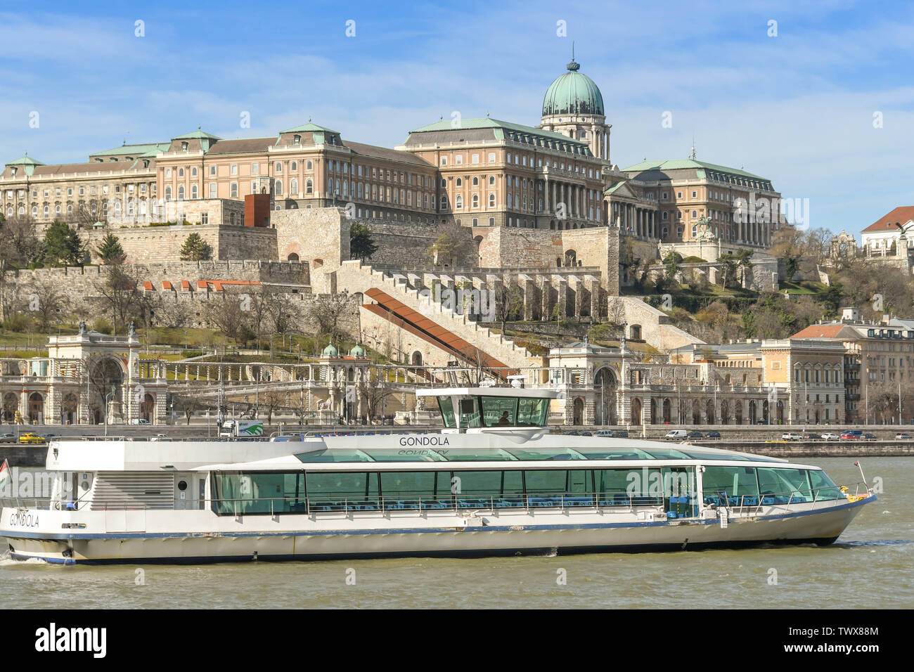 BUDAPEST, HONGRIE - Mars 2018 : visite touristique moderne bateau de croisière sur le Danube à Budapest. Dans l'arrière-plan est le château de Buda Banque D'Images