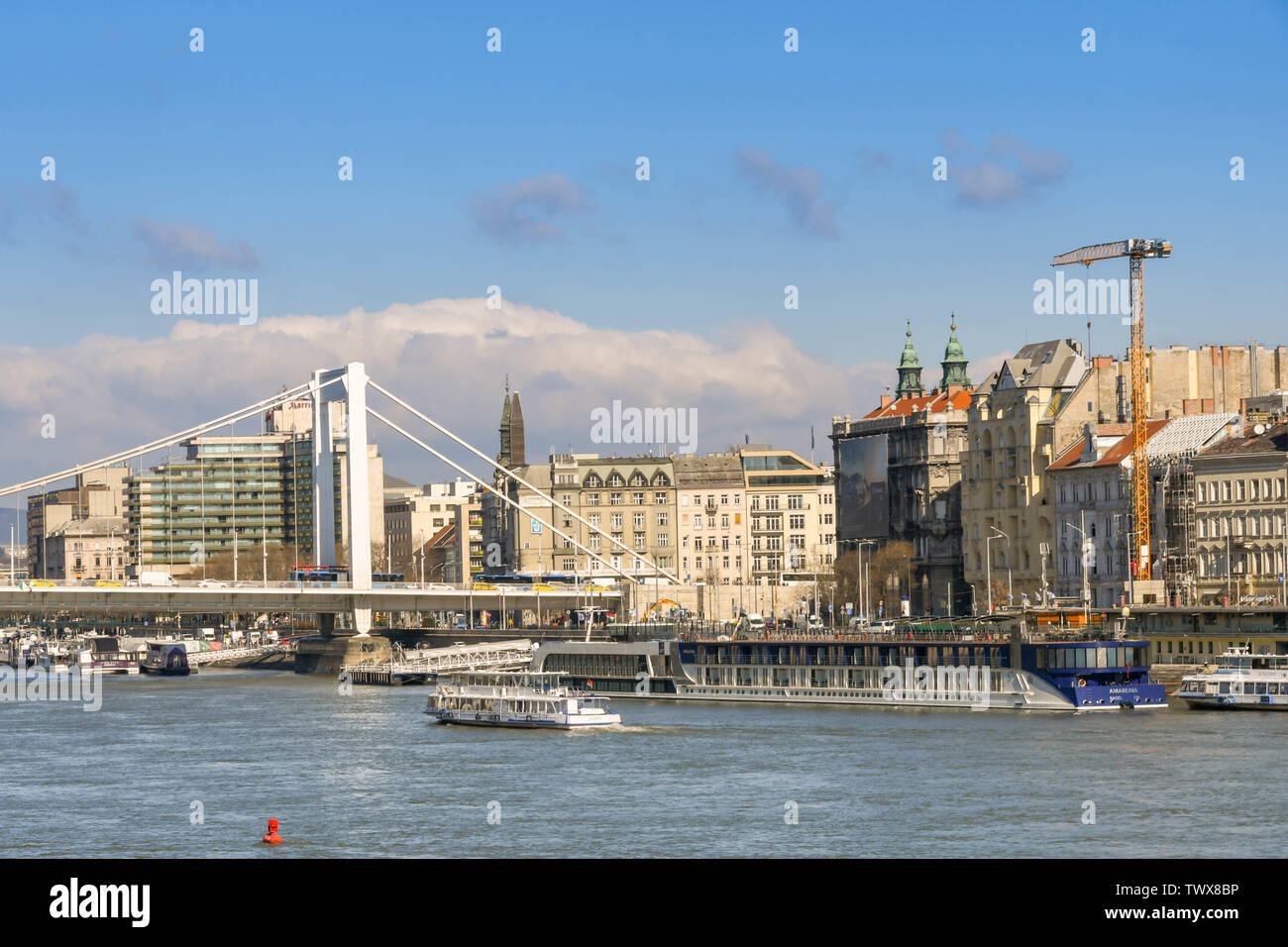 BUDAPEST, HONGRIE - Mars 2018 : Bateaux sur le Danube et le Pont Elisabeth à Budapest Banque D'Images