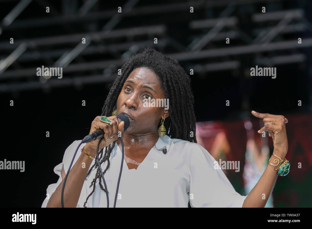 Royaume-uni ; 23 juin 2019 Divertissement. JAH JAH9 ; 9 Janine Elizabeth Cunningham et le traitement Dub Effectuer une émission spirituelle aux foules dans Sefton Park à l'Afrique de l'événement. Oye Liverpool /AlamyLiveNews MediaWorldImages ; crédit. Banque D'Images