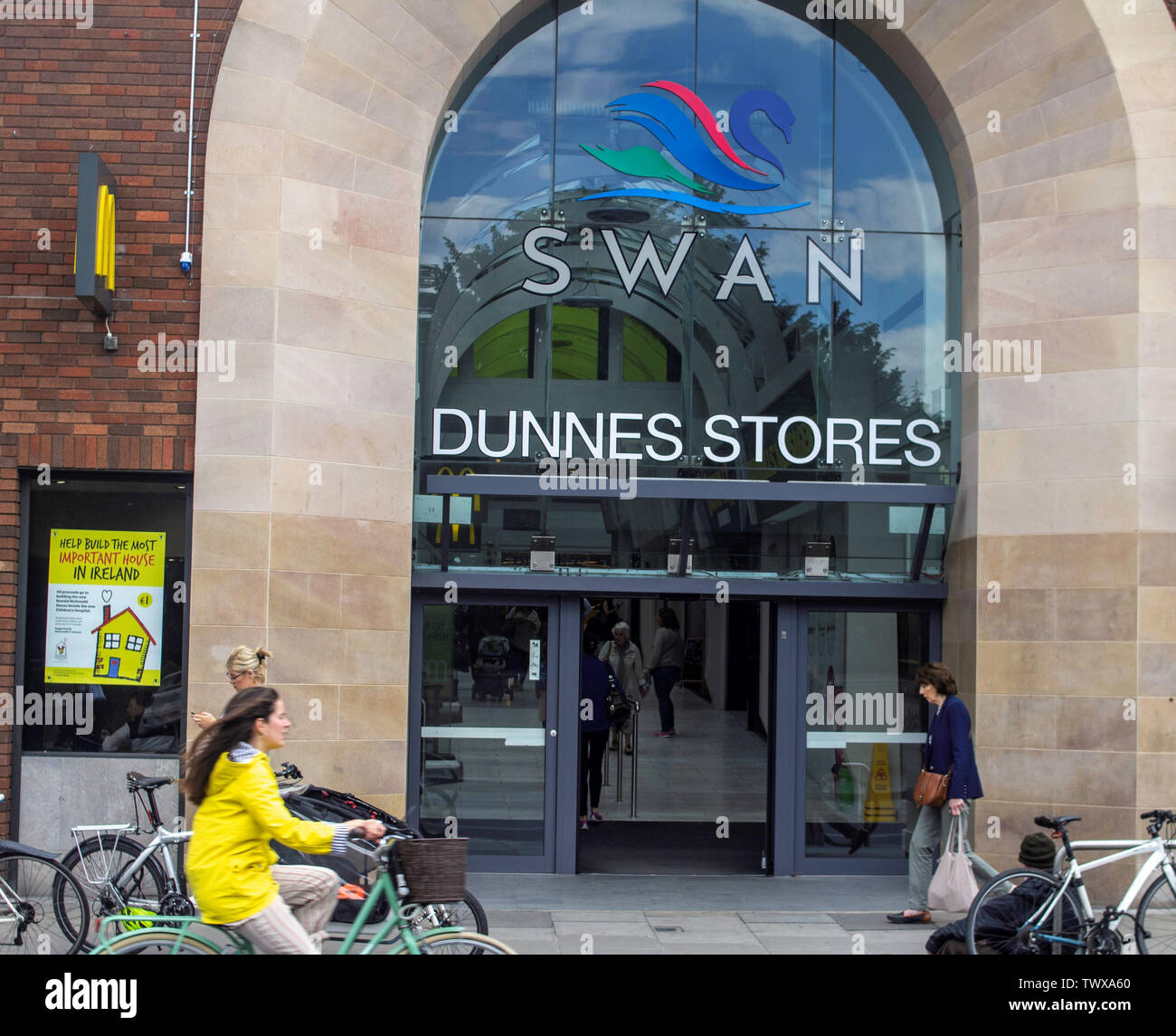 Les gens qui passent l'entrée du centre commercial Swan à Rathmines, Dublin, Irlande. Banque D'Images