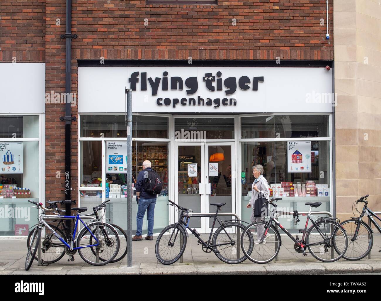 Window Shopping dans un magasin de Flying Tiger à Rathmines, Dublin, Irlande Banque D'Images