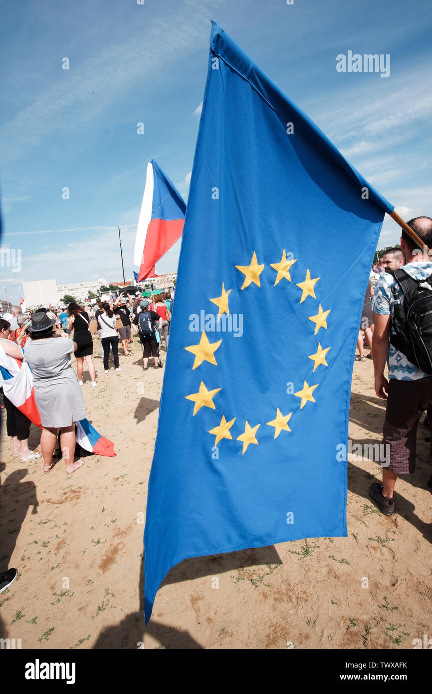 Prague, République tchèque, 23.6.2019, la plus grande manifestation depuis 1989 à la plaine de Letna à Prague contre le premier ministre et son gouvernement pour babis , drapeau de l'Union européenne Banque D'Images