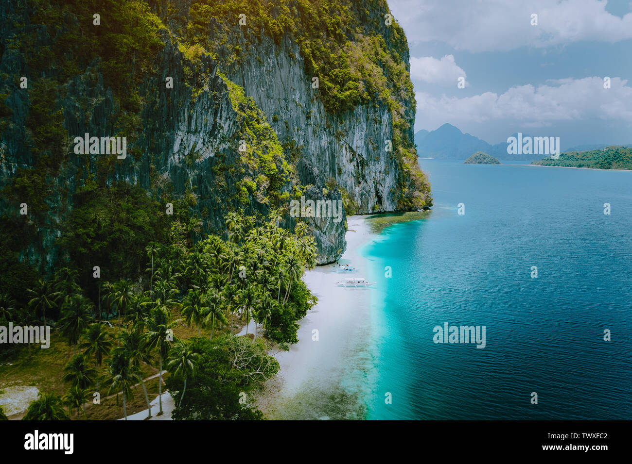 El Nido, Palawan, Philippines. Drone aérien vue de bateaux de touristes arrivant lipi tropical beach sur l'île de Pinagbuyutan. Distance à l'idyllique Banque D'Images