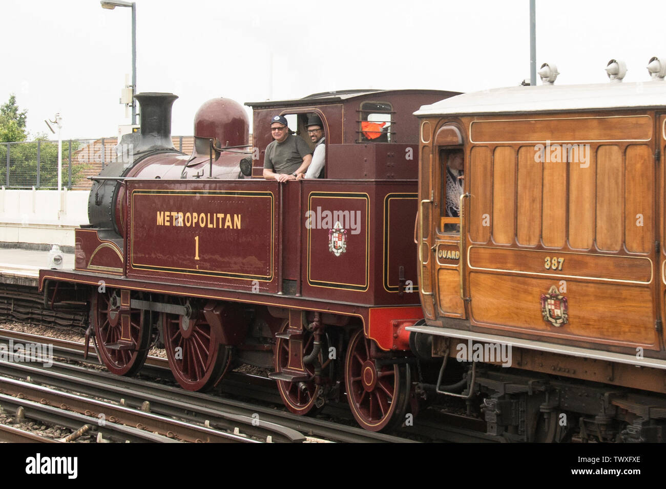 23 juin 2019 - Londres - Metropolitan locomotive à vapeur no 1 de haler un train à vapeur du patrimoine entre High Street Kensington et à Ealing Broadway Stamford Brook Station sur le 150e anniversaire de la District Line. Pas de locomotive 1 a été construit en 1898 à Neasden, 0-4-4T et est conservé au Buckinghamshire Railway Centre. Banque D'Images