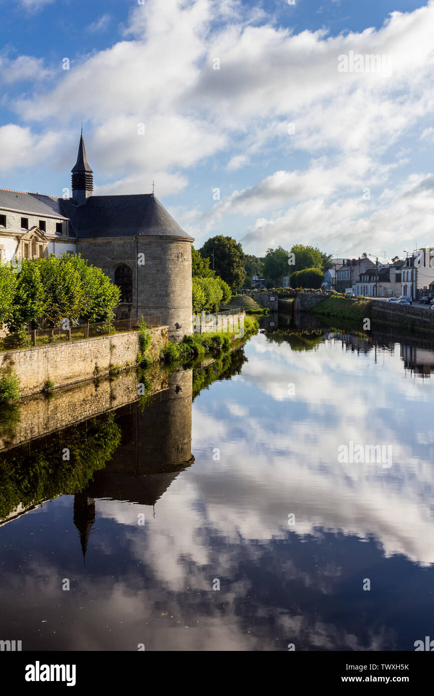 Vue de la rivière Blavet dans le village de Pontivy avec une belle réflexion sur l'eau d'une ancienne chapelle Banque D'Images