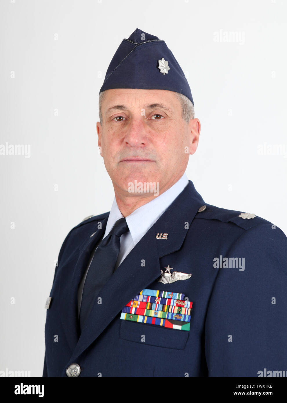 Un lieutenantcolonel de l'US Air Force pose dans son uniforme avec ses
