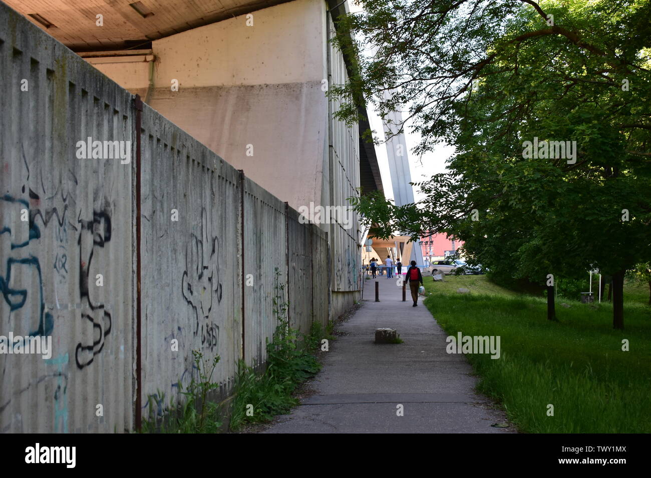 Voir ci-dessous des trottoirs plus le pont SNP à Bratislava, Slovaquie Banque D'Images