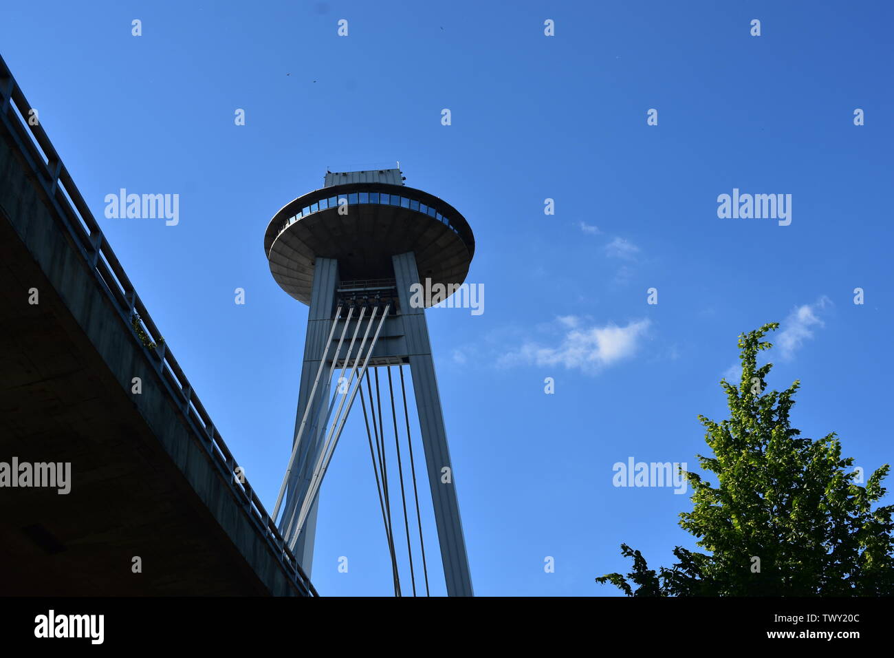 Photo panoramique sur la soucoupe volante OVNI à Bratislava Slovaquie Banque D'Images