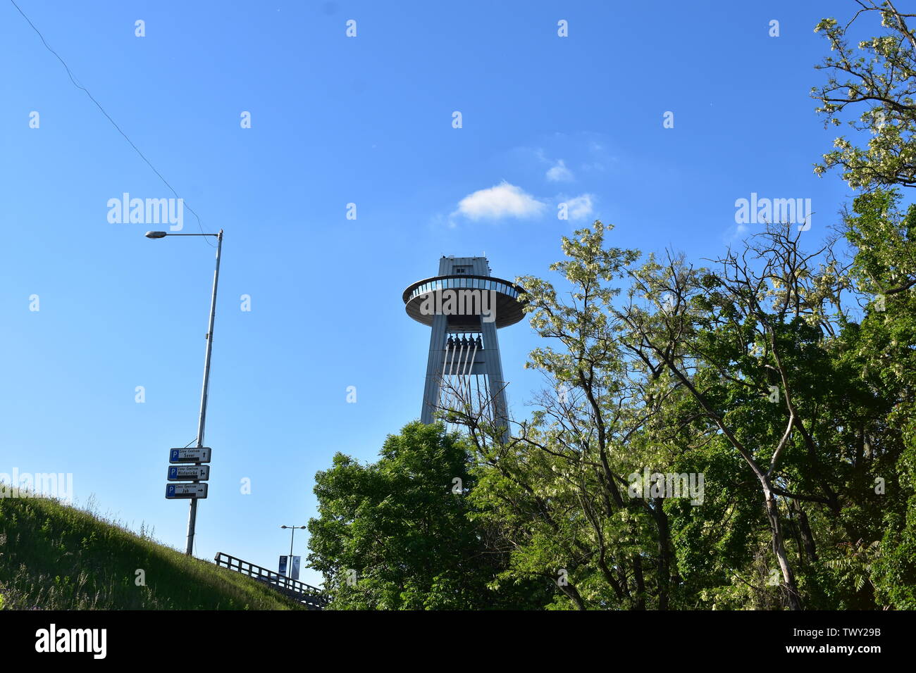 Photo de l'OVNI prises à partir de ci-dessous les Aupark à Bratislava Slovaquie Banque D'Images