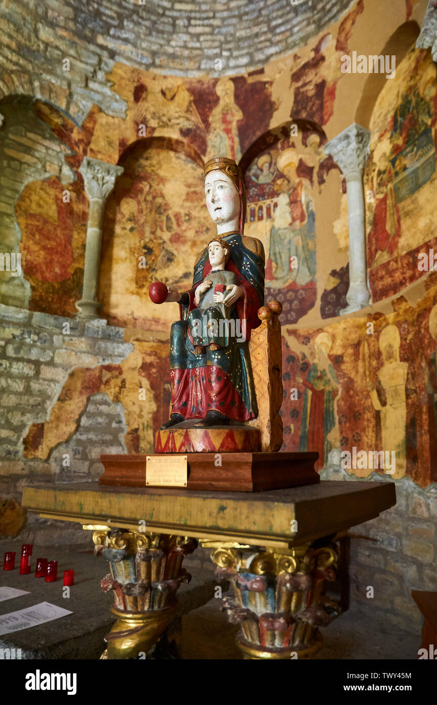 La sculpture sur bois romane avec la Vierge et l'enfant de Santa María de Iguácel Garcipollera dans valley (Larrosa, Huesca, Aragón, Espagne, Pyrénées) Banque D'Images