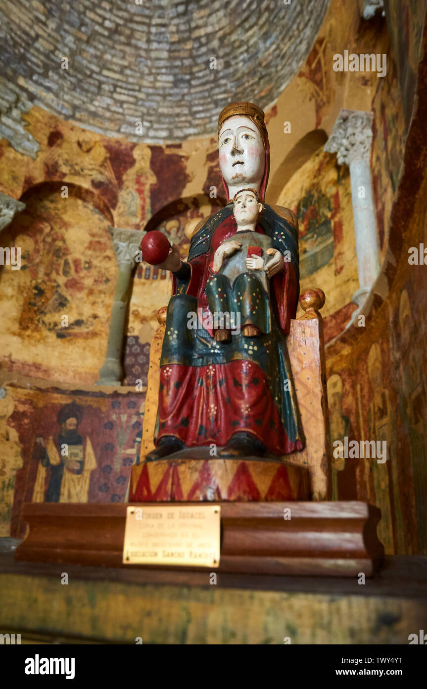 La sculpture sur bois romane avec la Vierge et l'enfant de Santa María de Iguácel Garcipollera dans valley (Larrosa, Huesca, Aragón, Espagne, Pyrénées) Banque D'Images