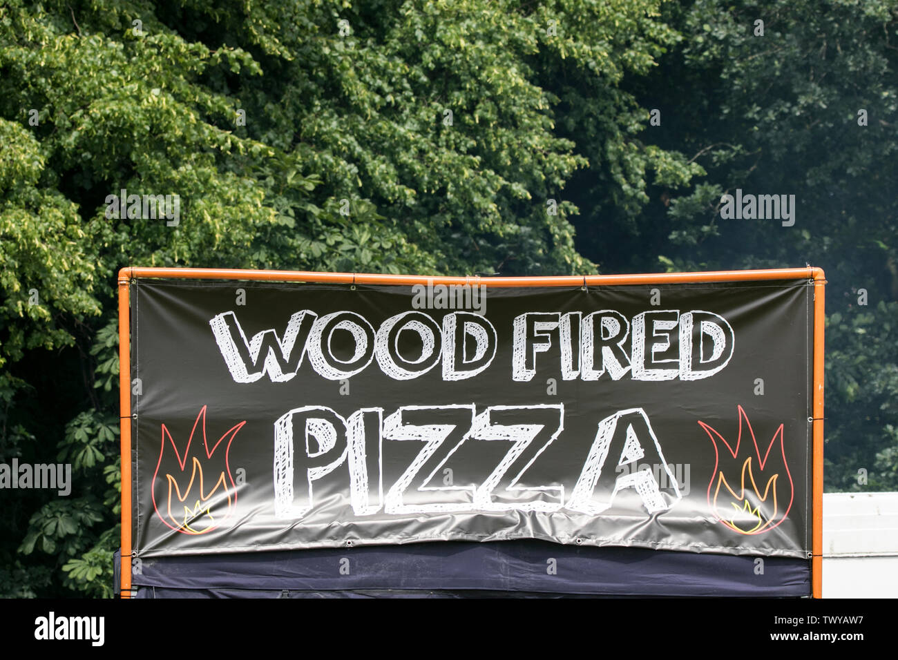 Pizzas au feu de bois un signe au-dessus d'une pizza à emporter stand au festival de musique en Afrique de l'Oye Liverpool, Merseyside, Royaume-Uni Banque D'Images
