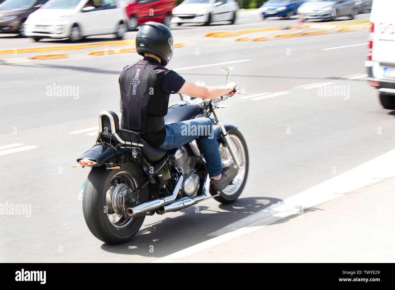 Belgrade, Serbie - Avril 25, 2019 : Un homme équitation moto sur le pont à la circulation de la rue de la ville Banque D'Images