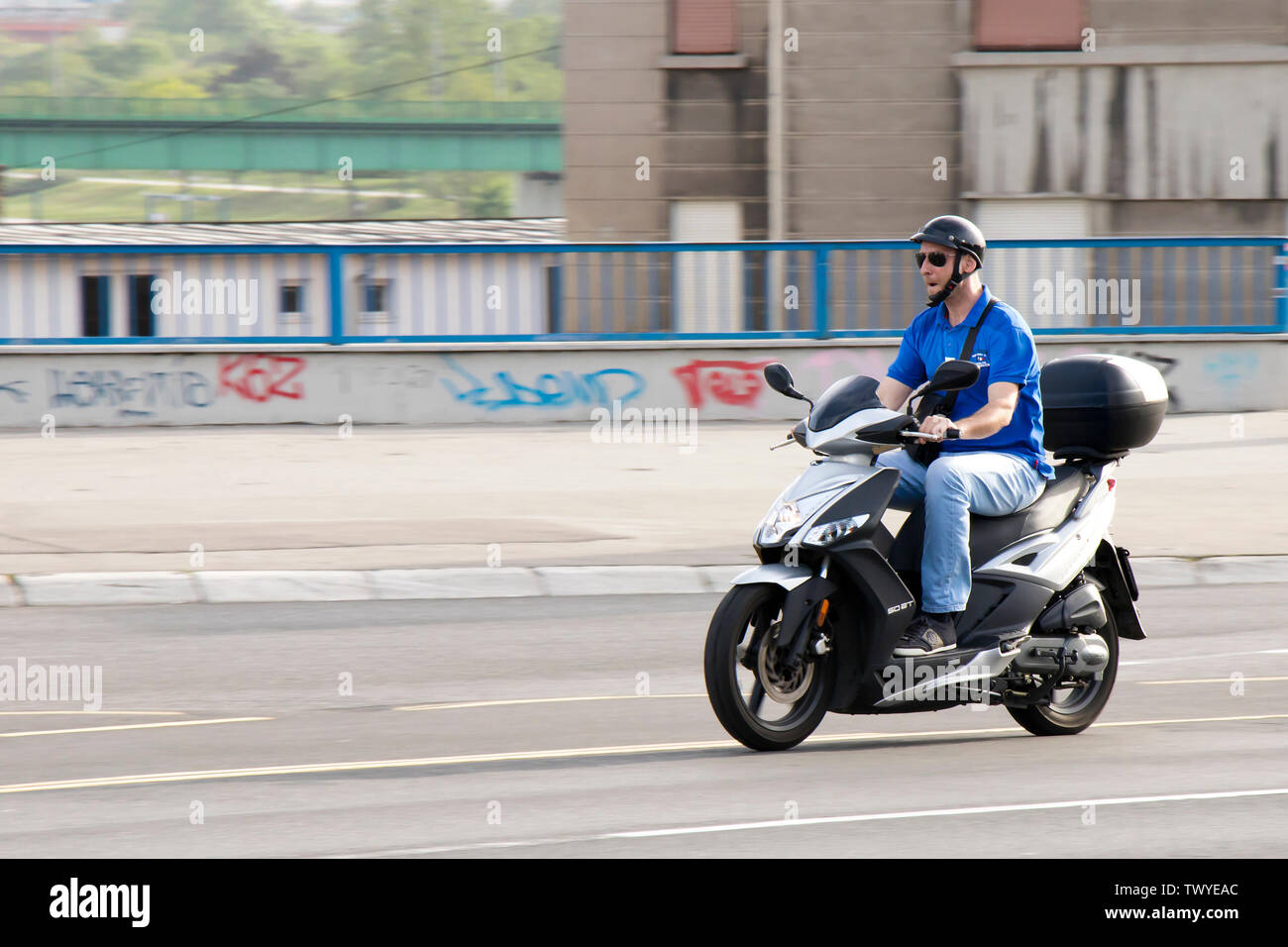 Belgrade, Serbie - Avril 26, 2019 : One man riding scooter moto sur le pont à la circulation de la rue de la ville Banque D'Images
