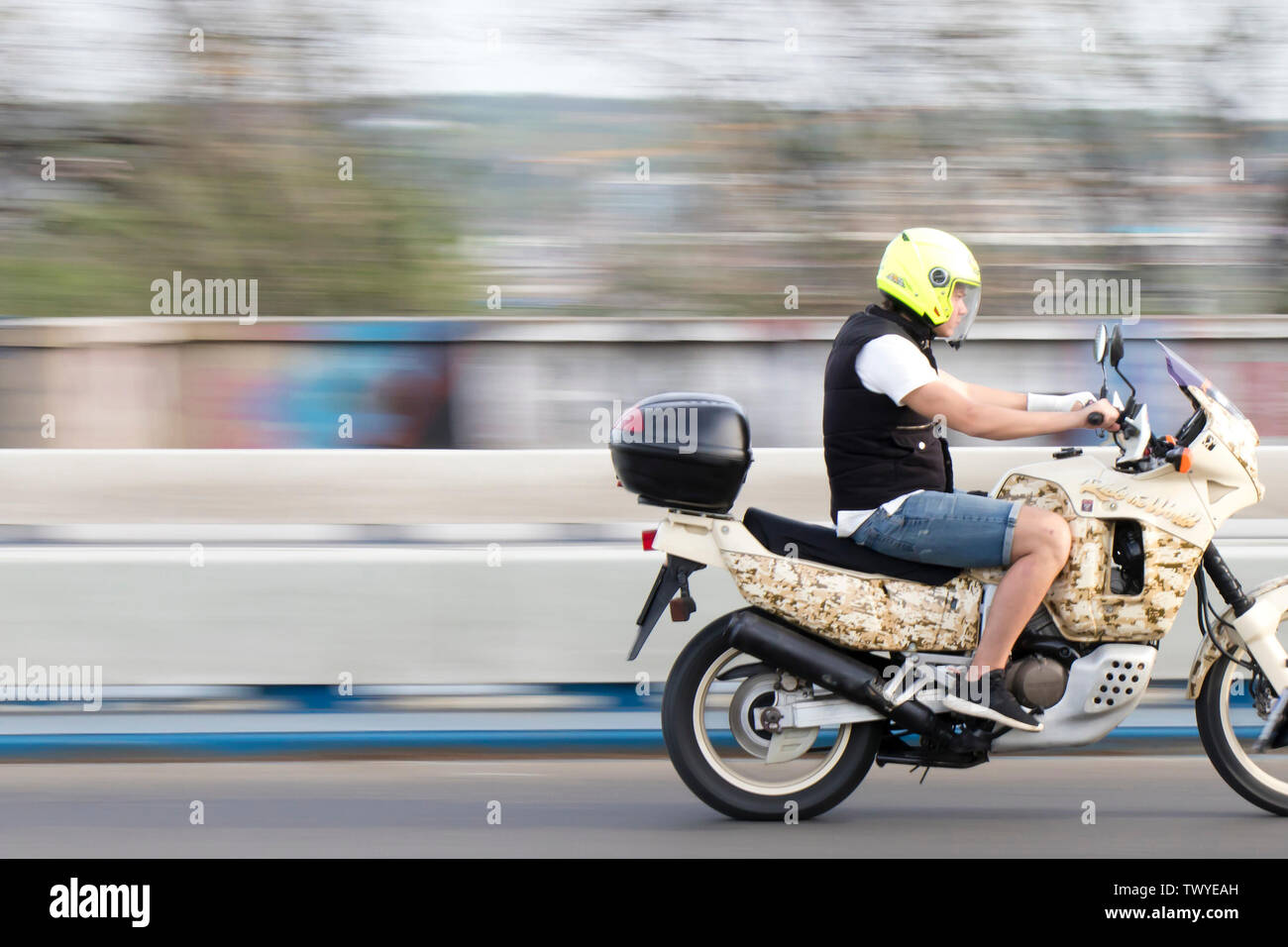 Belgrade, Serbie - Avril 26, 2019 : un jeune homme équitation moto rapide sur la ville street bridge Banque D'Images