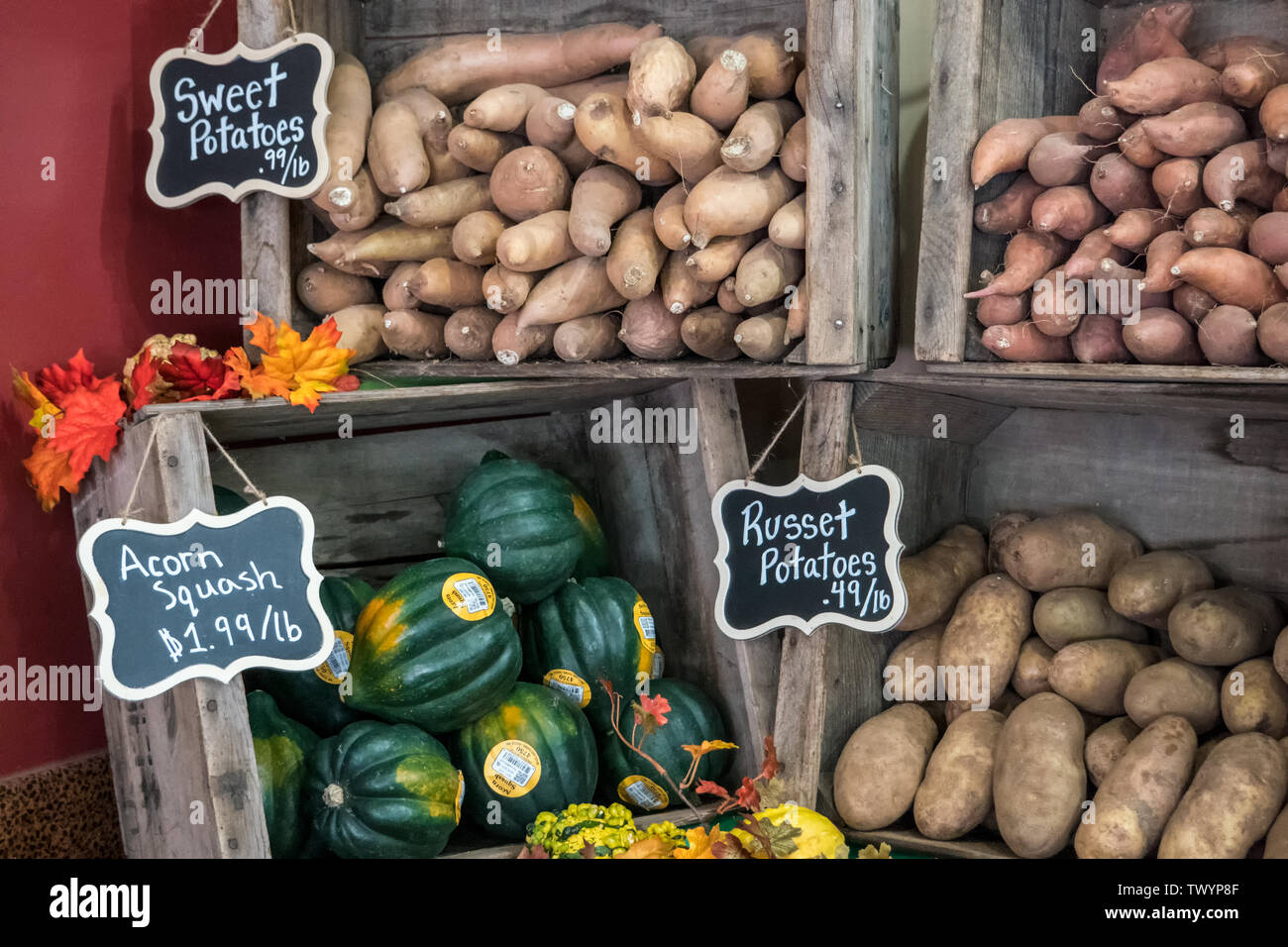 Wenatchee, Washington, USA. Havested Bacs de courge poivrée, les pommes de terre roussâtres, patates douces et les ignames pour produire la vente à un stand. Banque D'Images