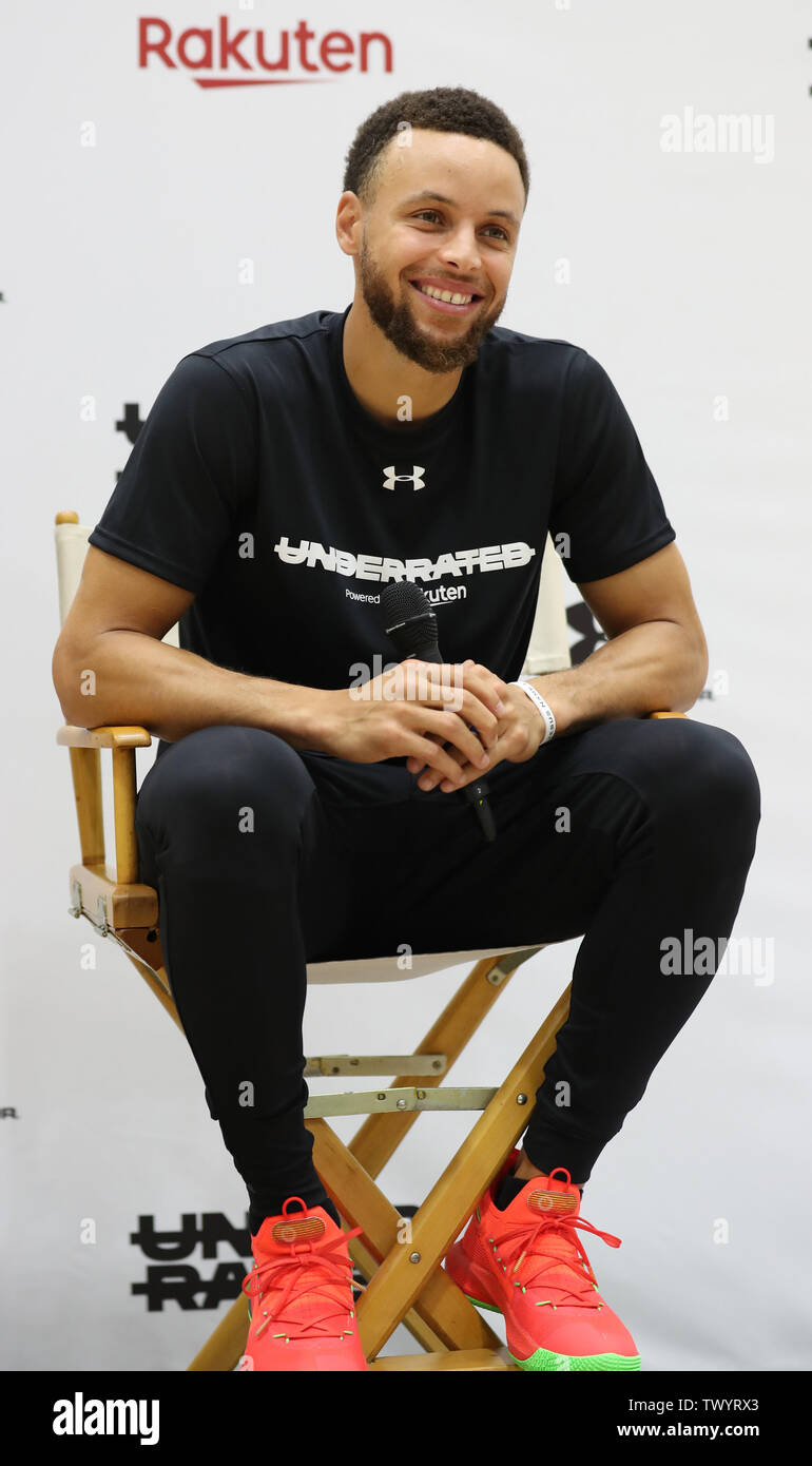 Tokyo, Japon. 23 Juin, 2019. Star de la NBA Stefan Curry de Golden State Warriors parle avant d'appuyer sur après sa clinique de basket-ball pour les joueurs de l'école secondaire à Tokyo le dimanche, Juin 23, 2019. Stefan Curry, un ambassadeur de la marque mondiale de l'e-commerce japonais Rakten géant a participé à un camp de basket-ball de deux jours 'Tour' sous-estimé pour les jeunes joueurs. Credit : Yoshio Tsunoda/AFLO/Alamy Live News Banque D'Images