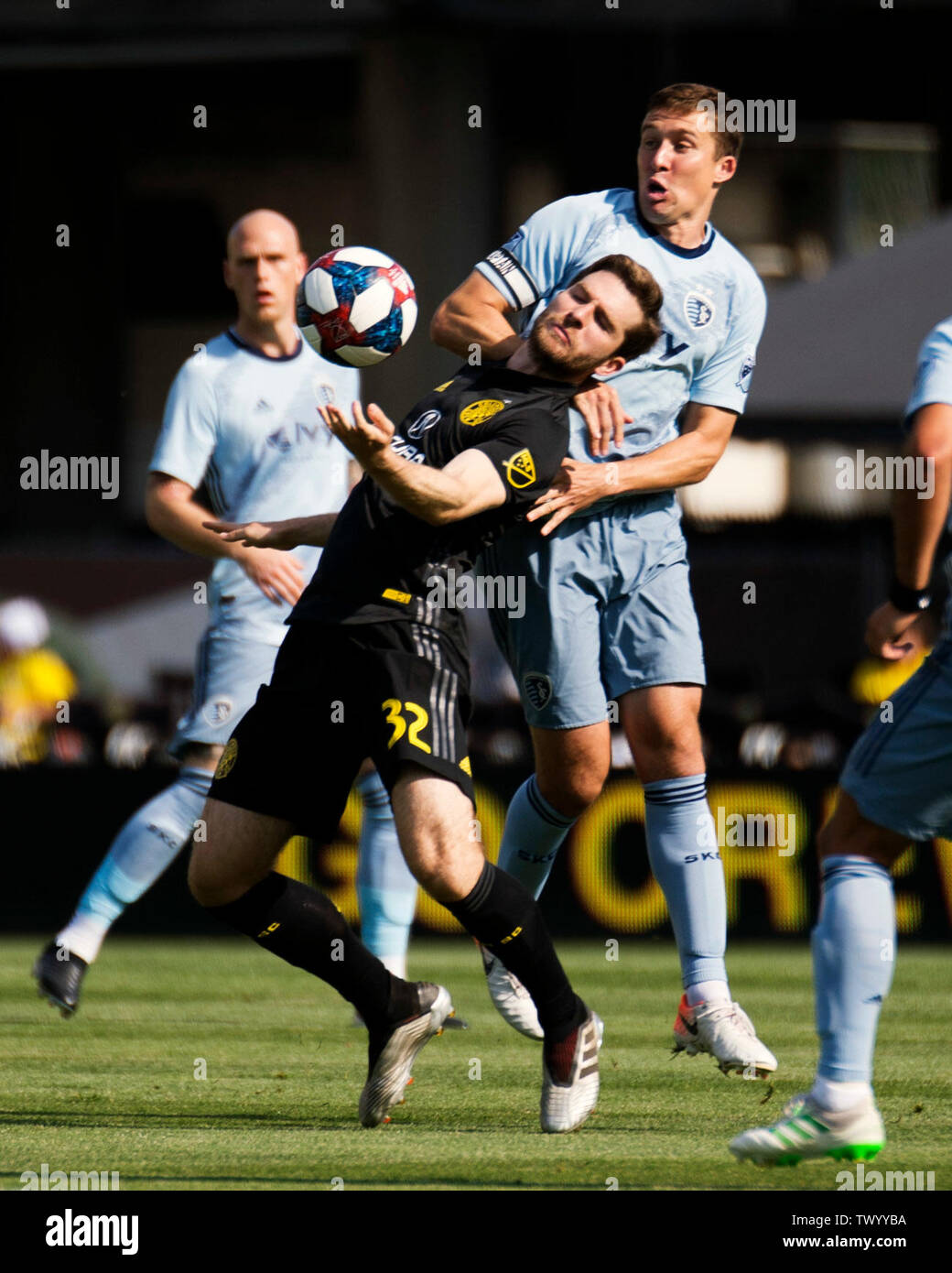 23 juin 2019 : Sporting Kansas City defender Matt Besler (5) se bat pour la balle contre Columbus Crew SC en avant Patrick Mullins (32) dans leur jeu à Columbus, Ohio, USA. Brent Clark/Alamy Live News Banque D'Images 23 juin 2019 : Sporting Kansas City defender Matt Besler (5) se bat pour la balle contre Columbus Crew SC en avant Patrick Mullins (32) dans leur jeu à Columbus, Ohio, USA. Brent Clark/Alamy Live News Banque D'Images