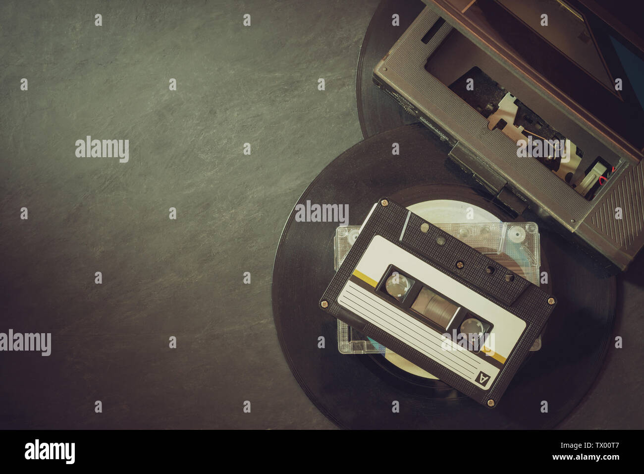 Lecteur de cassette et enregistrer sur plancher de béton. Vue de dessus et copiez l'espace pour le texte. Concept de vintage de la musique. Banque D'Images