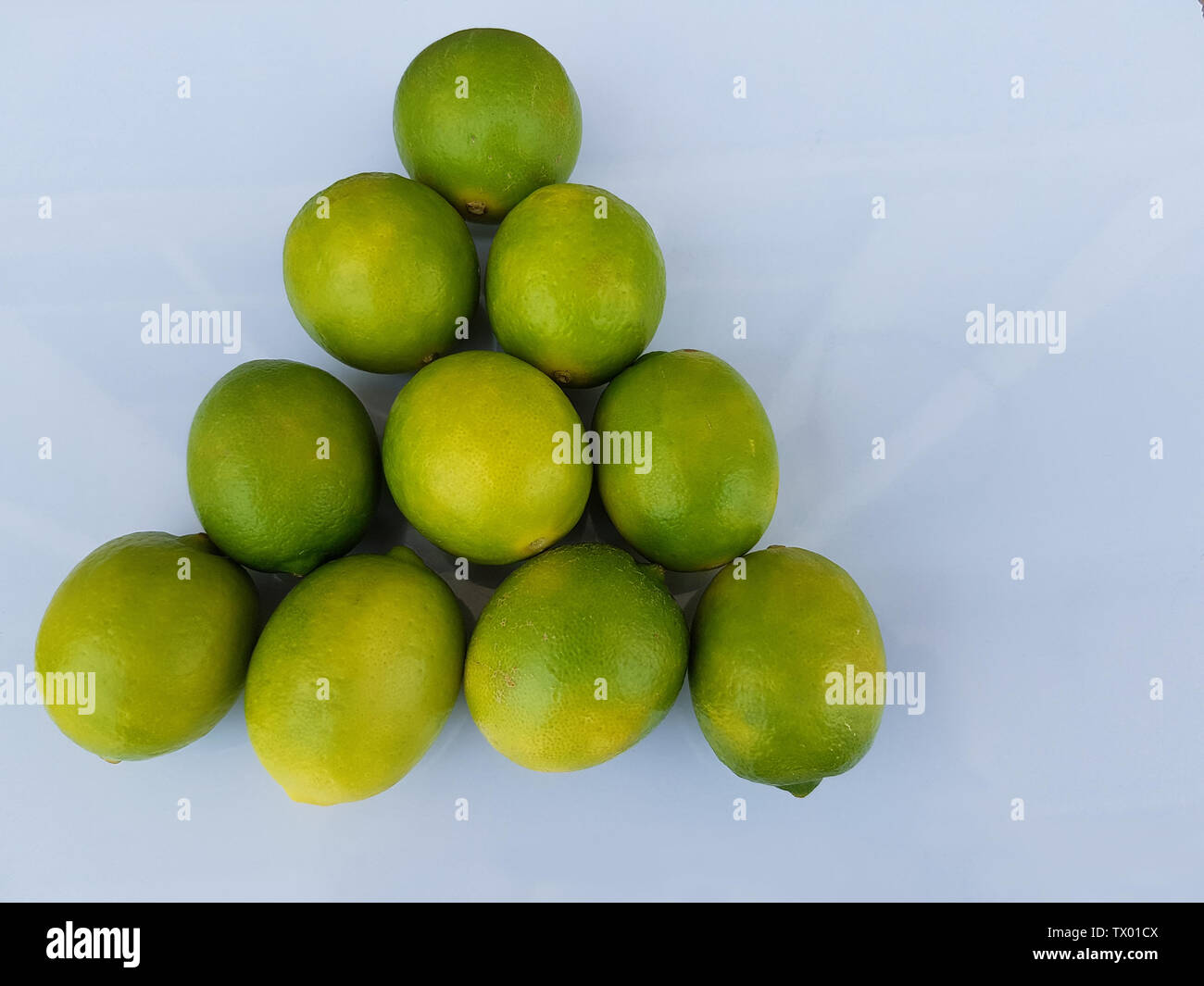 Lime frais mûrs, de couleur vert jaunâtre naturel bunch of fresh limes dans son ensemble à partir de la ferme biologique isolé sur fond blanc. Banque D'Images Lime frais mûrs, de couleur vert jaunâtre naturel bunch of fresh limes dans son ensemble à partir de la ferme biologique isolé sur fond blanc. Banque D'Images