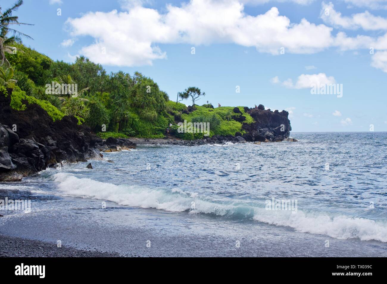 Plage de sable noir à Waianapanapa State Park à Maui, Hawaii Banque D'Images