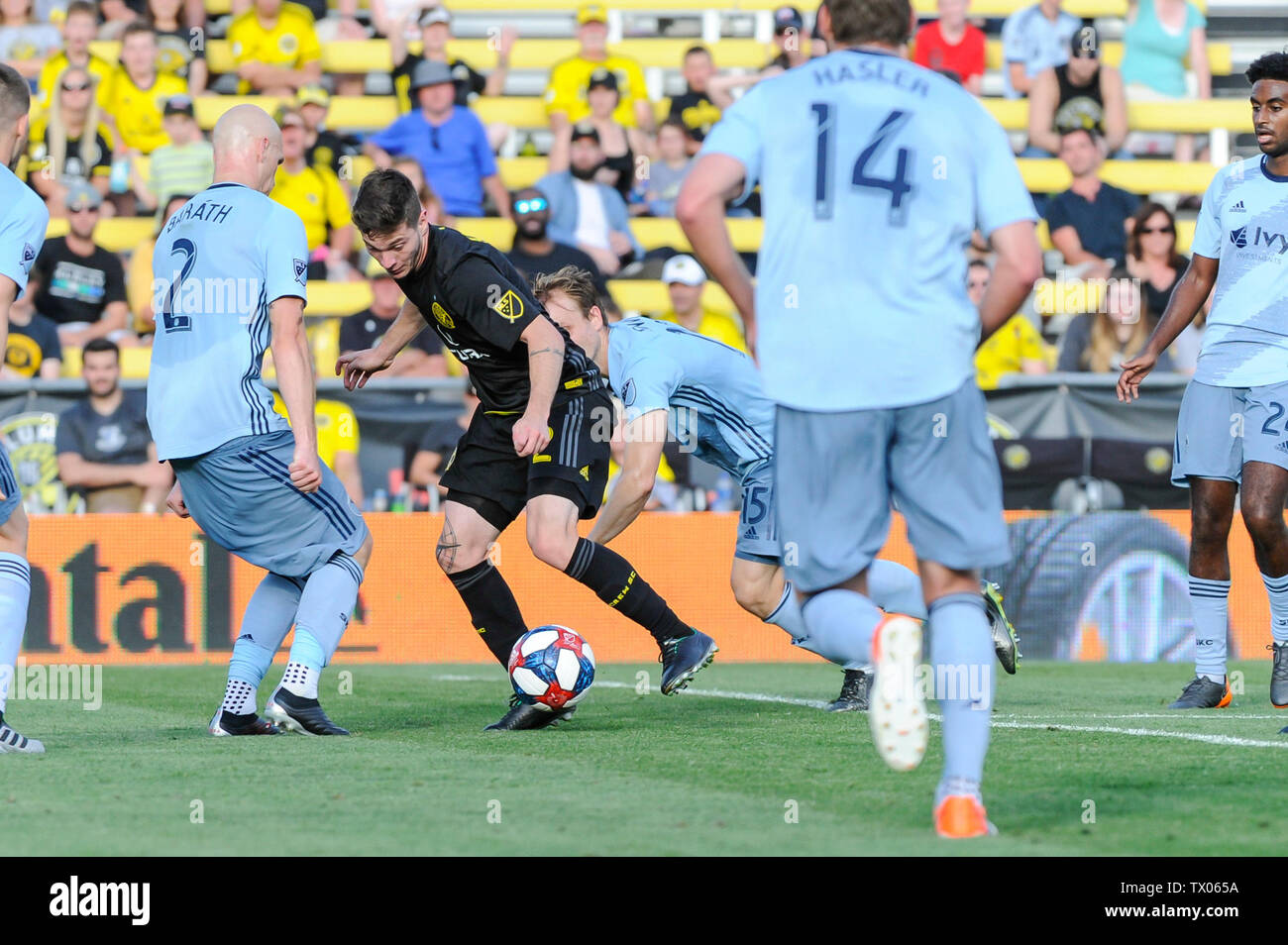 Columbus, Ohio, USA. Dimanche, Juin 23, 2019 : Columbus Crew milieu SC Luis Argudo (2) et sportives Kansas City defender Botond Barath (2) dans la première moitié du match entre Sporting Kansas City et Columbus Crew Stadium, MAPFRE à SC à Columbus OH. Crédit Photo obligatoire : Dorn Byg/Cal Sport Media. Sporting Kansas City 0 - Columbus Crew SC 0 Crédit : Cal Sport Media/Alamy Live News Banque D'Images