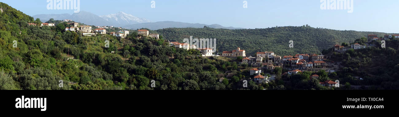 Panorama du village grec en zone de montagne de la Grèce Banque D'Images