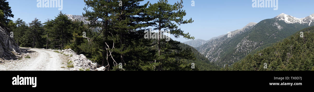 Panorama de la route de terre et les zones de montagne en Grèce Banque D'Images