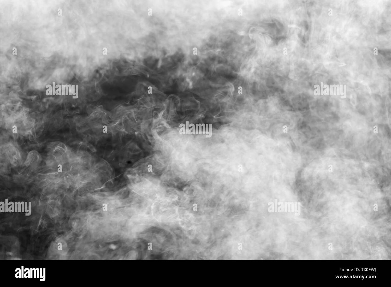 Résumé de la fumée blanche sur fond noir.blanc nuage de fumée. Banque D'Images
