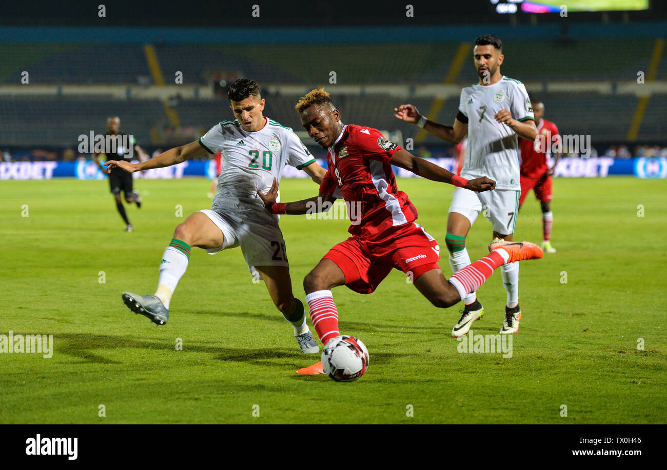 Le Caire, Égypte. 23 Juin, 2019. Youcef Atal (L) de l'Algérie dispute à Abud Omar Sfantu du Kenya au cours de la coupe d'Afrique des Nations 2019 groupe C match entre l'Algérie et le Kenya au Caire, Égypte, le 23 juin 2019. L'Algérie a gagné 2-0. Crédit : Li Yan/Xinhua/Alamy Live News Banque D'Images