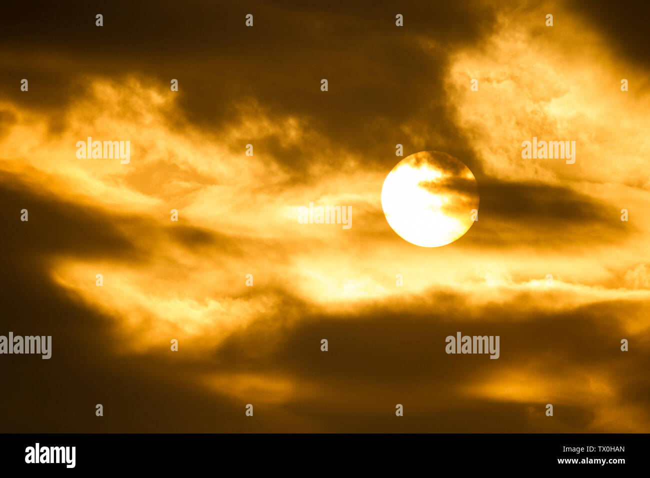Le soleil se couche derrière les nuages à Kanagawa, au Japon. Banque D'Images