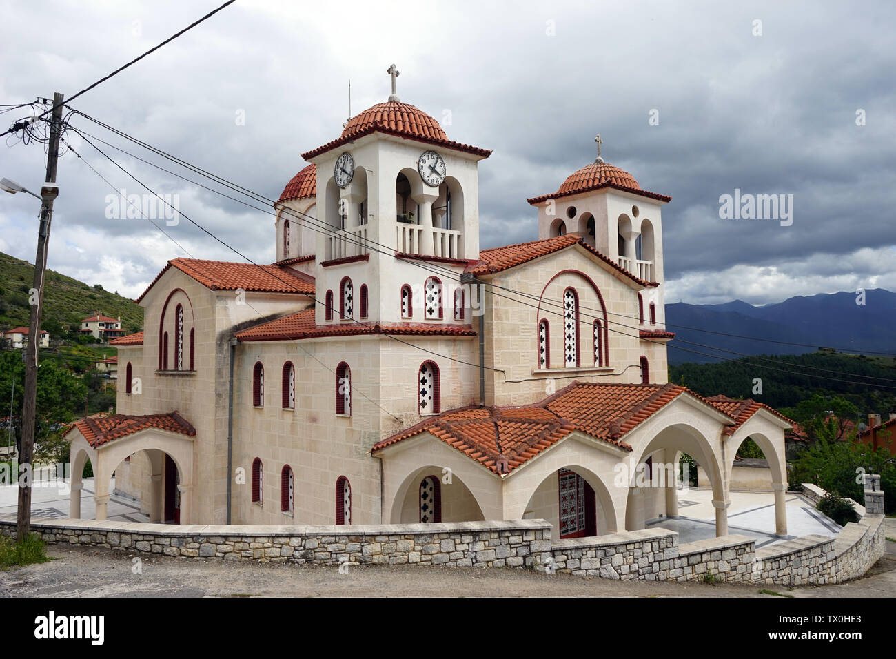 DARAS, la Grèce vers mai 2019 Église sur la place principale Banque D'Images