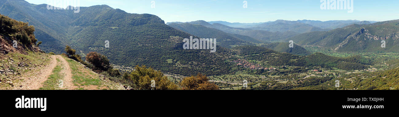 Road et panorama de montagne près de Daras, Grèce Banque D'Images