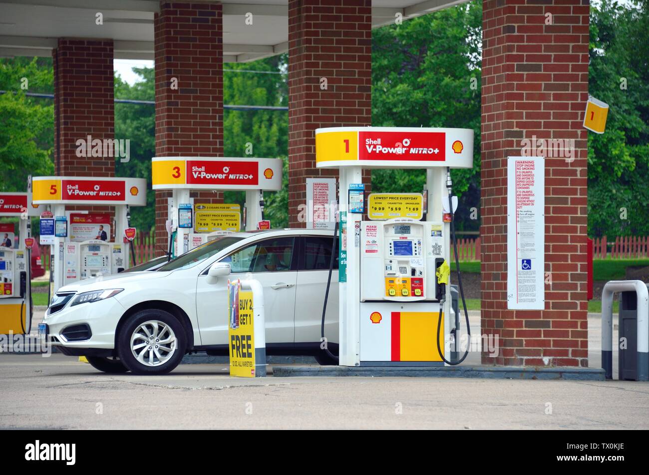 Bartlett, Illinois, USA. Pompes à essence sur les îles de service à un libre-service moderne station d'essence. Banque D'Images