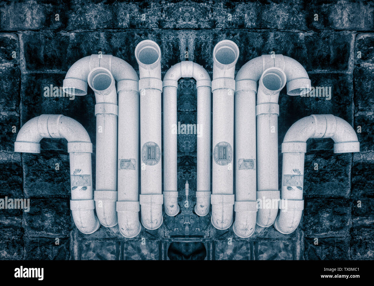 Un tableau abstrait avec beaucoup de tuyaux en PVC blanc dans un design tout en courbes Banque D'Images