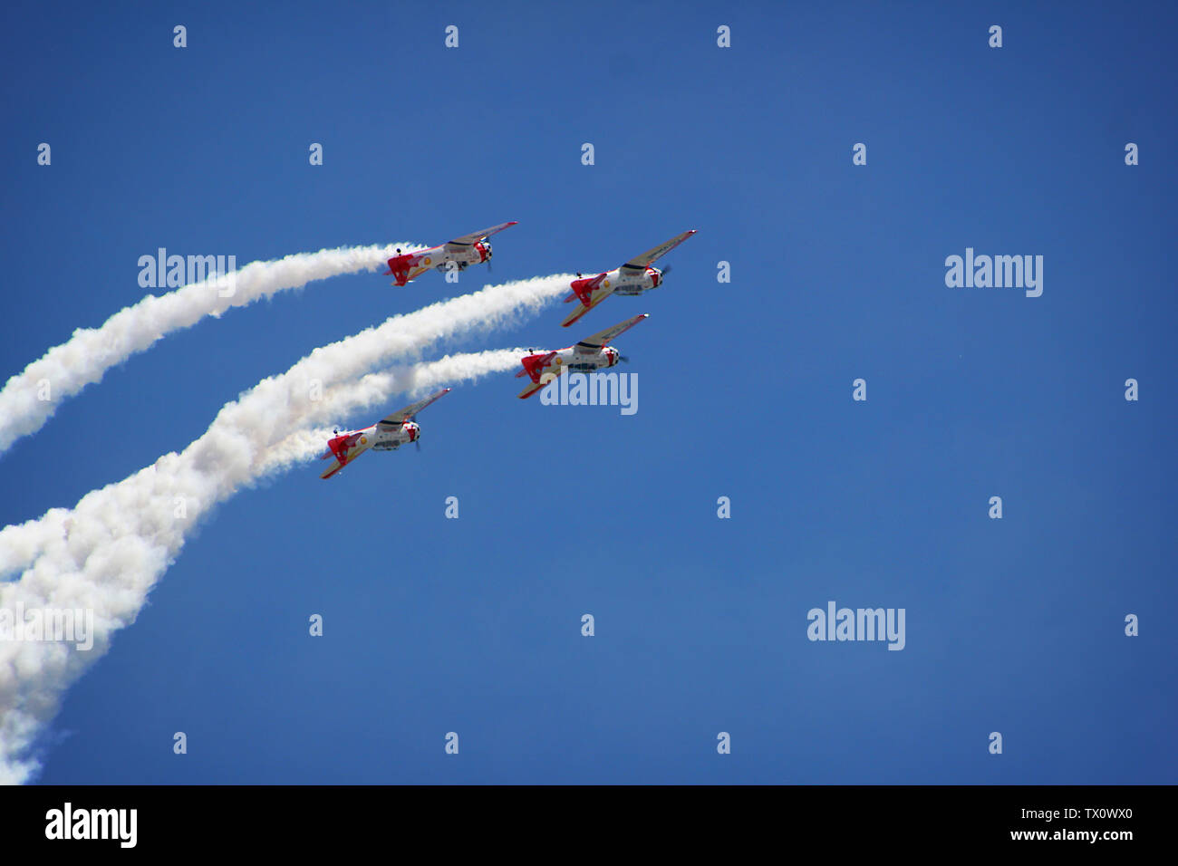 Quatre avions volant en formation dans le cadre d'un salon. Banque D'Images