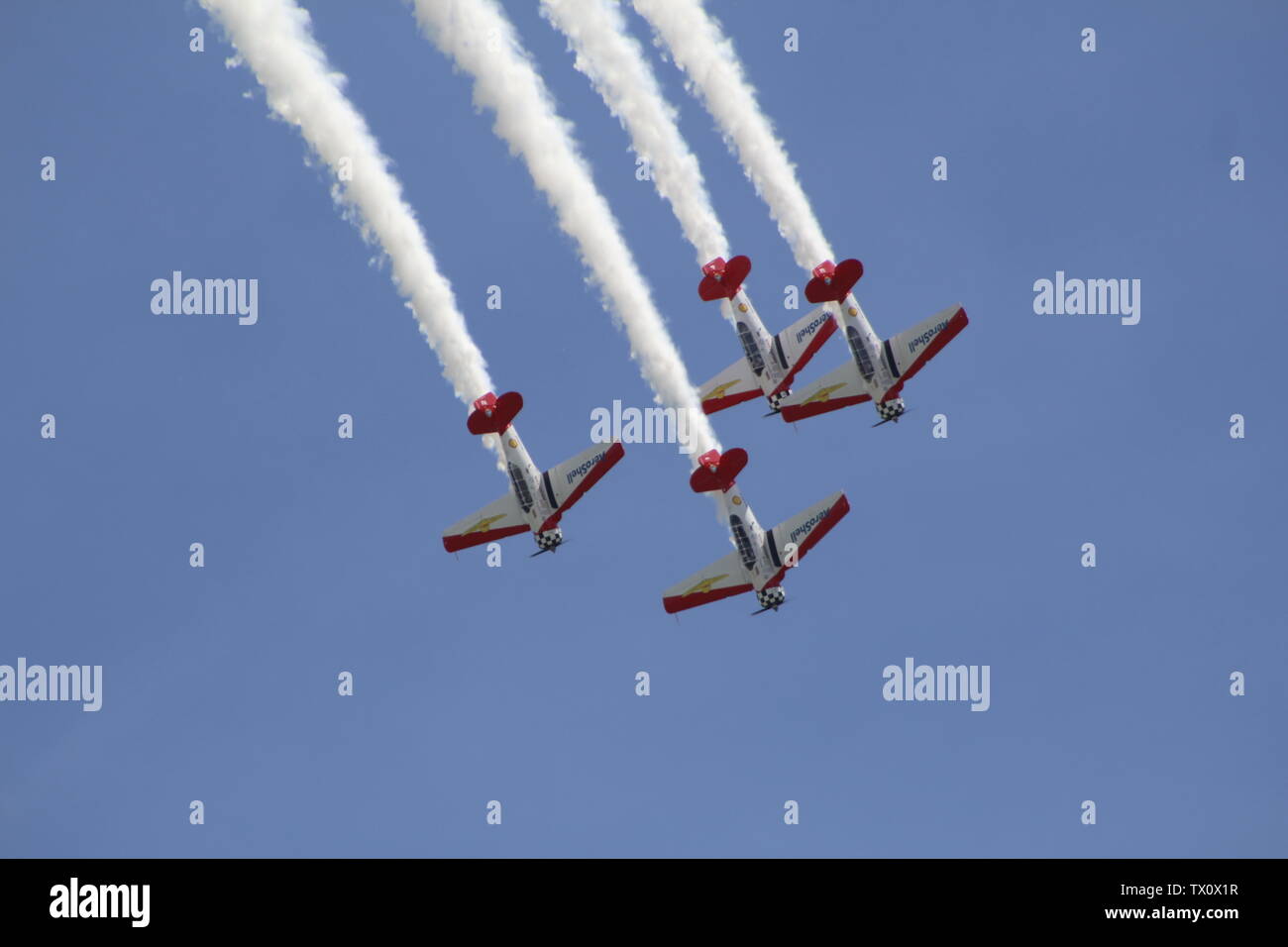 Quatre avions volant en formation dans le cadre d'un salon. Banque D'Images