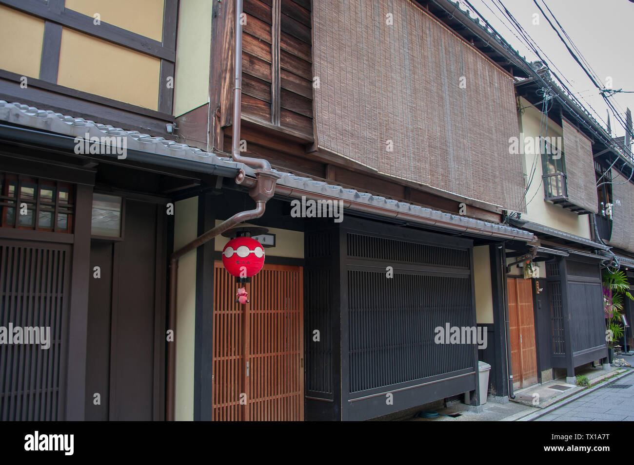 Kyoto, Japon - Avril 2019 : l'architecture traditionnelle de style Edo dans le quartier de Gion. Les maisons de thé (Ochaya) le long d'une rue étroite Banque D'Images