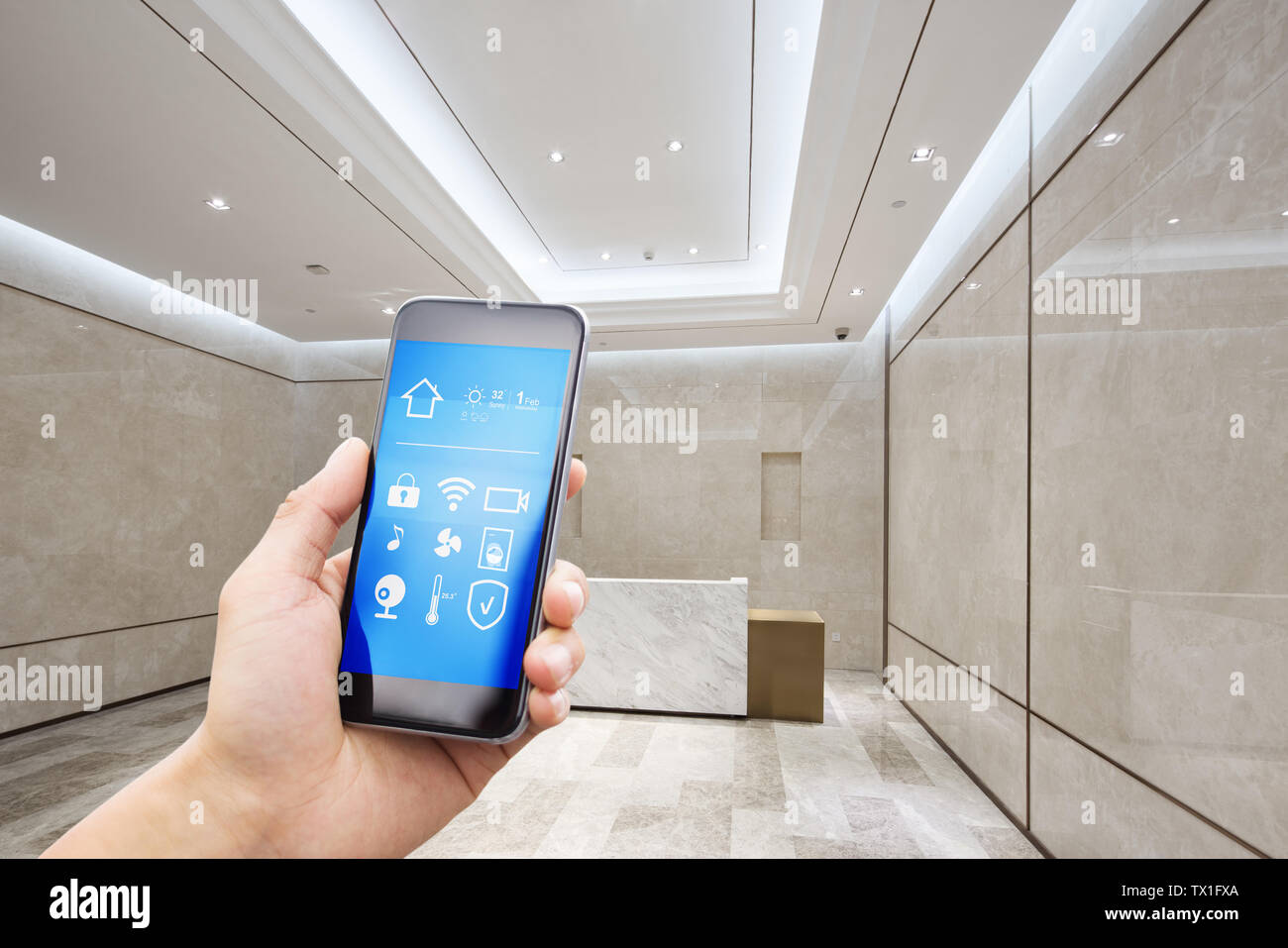 Smart phone avec smart home apps en réception moderne Photo Stock - Alamy