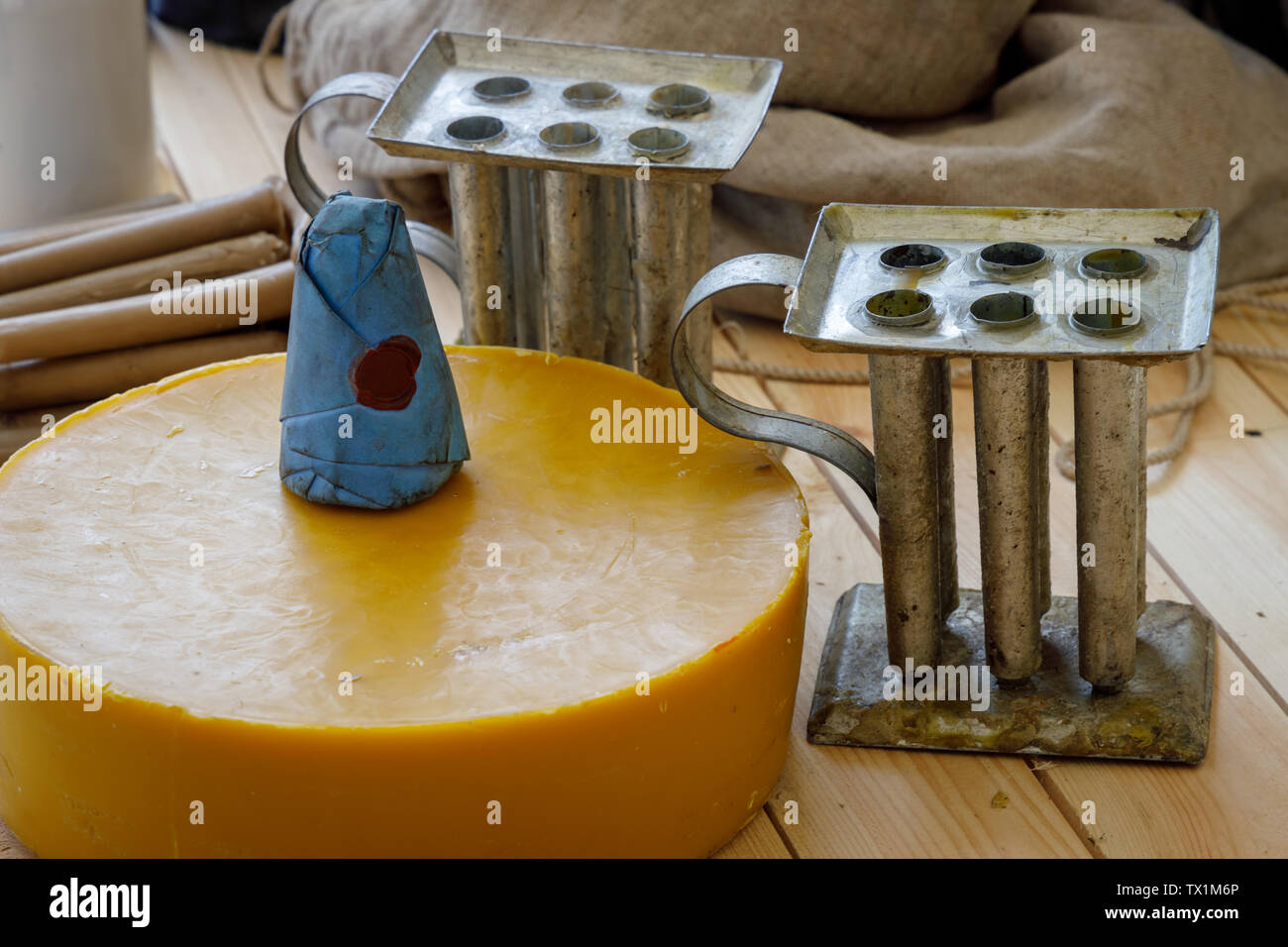 Recyclage De Vieux Vestiges De Bougies Et Fabrication De Faire Fondre Un  Neuf : Différents Ingrédients Sur La Table : Cire De Boug Image stock -  Image du procédé, brûlé: 173345549